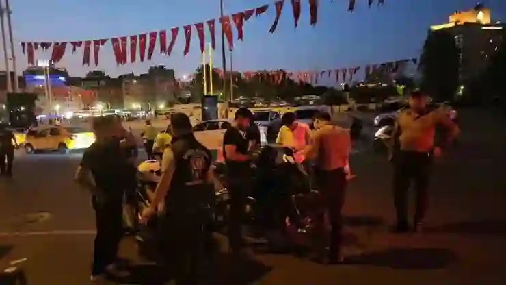 İstanbul’da polislerden “huzur” denetimi: Beyoğlu ve Kadıköy dahil birçok ilçede GBT kontrolü yapıldı, araçlar durduruldu, helikopterler uçtu