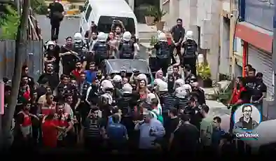 Onur Yürüyüşü davası: Hâkim sanıklara avukat sınırı getirdi, basına izin vermedi; duruşma öncesi 1 kişi tişörtündeki “lezbiyen” yazısı gerekçesiyle gözaltına alındı