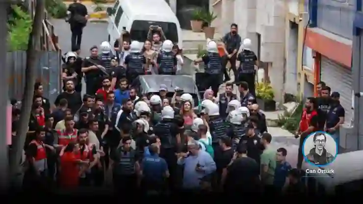 Onur Yürüyüşü davası: Hâkim sanıklara avukat sınırı getirdi, basına izin vermedi; duruşma öncesi 1 kişi tişörtündeki “lezbiyen” yazısı gerekçesiyle gözaltına alındı