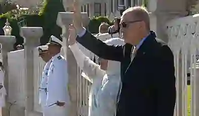 Savarona ve TCG Anadolu dahil dokuz gemi Boğaz’dan geçti, Cumhurbaşkanı Erdoğan Dolmabahçe’de donanmayı selamladı