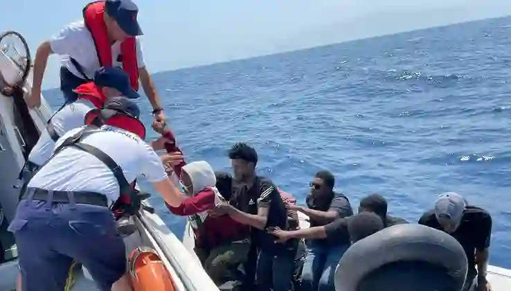 Su alan lastik botta 43 göçmen kurtarıldı