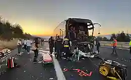 TEM’de yolcu otobüsü ile kamyon çarpıştı: 1 ölü, 10 yaralı