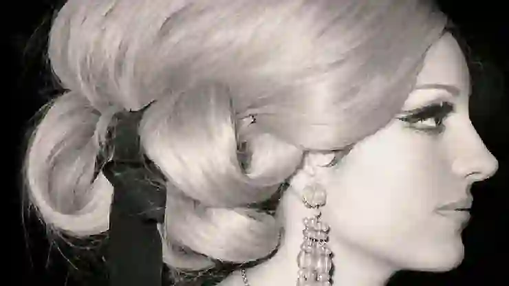 Türk pop müziğinin önde gelen isimlerinden Ayla Dikmen, 35. vefat yıldönümünde anılıyor