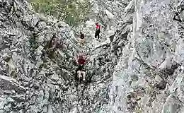 Yamaç paraşütçüleri kayalıklara düştü