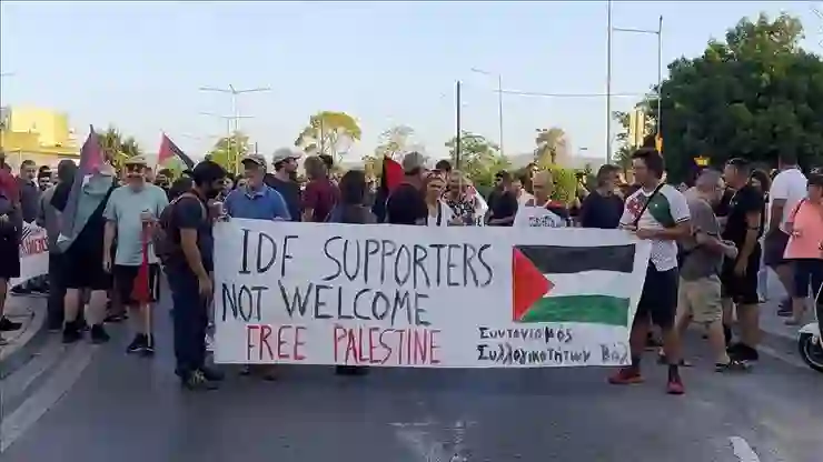 Yunanistan’da Filistin destekçileri İsraillileri taşıyan gemiyi protesto etti