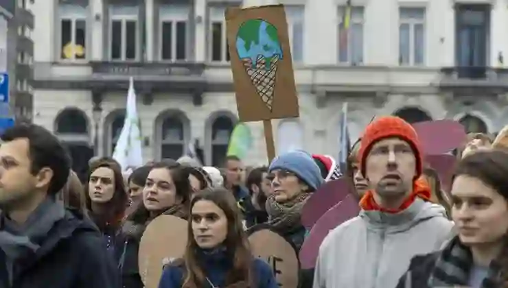 Almanya’da binlerce kişi iklim için sokakta