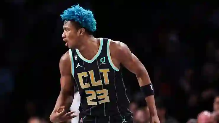 Anadolu Efes, Kai Jones’a imza attırdı