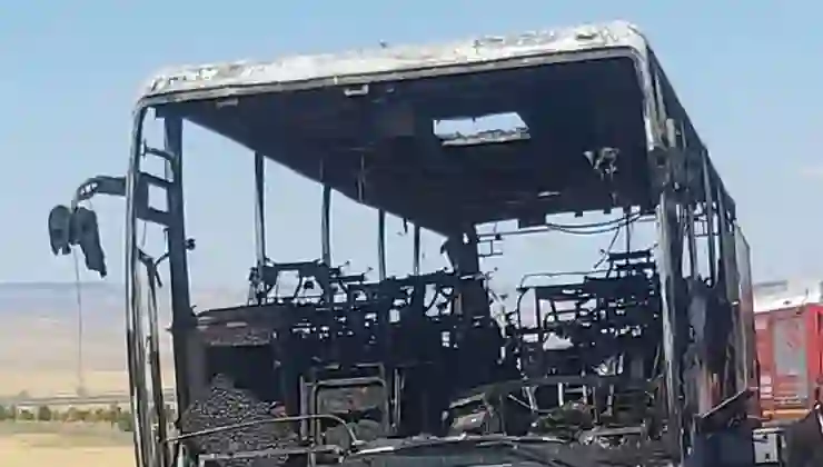 Ankara’da seyir halindeki yolcu otobüsü yandı: Kullanılmaz hale geldi