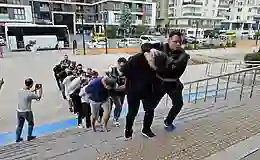 Edirne’de şehit ailesini dolandıran 11 şüpheli adliyede