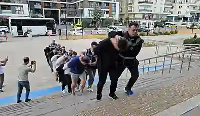 Edirne’de şehit ailesini dolandıran 11 şüpheli adliyede