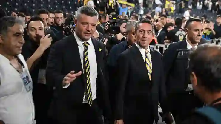 Fenerbahçe’nin yeni başkanı Sadettin Saran, mazbatasını Ali Koç’tan aldı