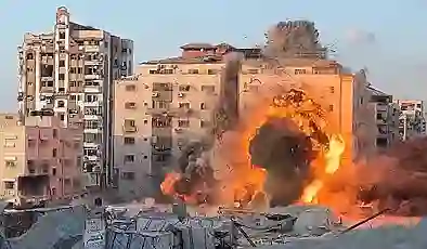 İsrail, Gazze’de Filistinlilerin sığındığı binayı vurdu