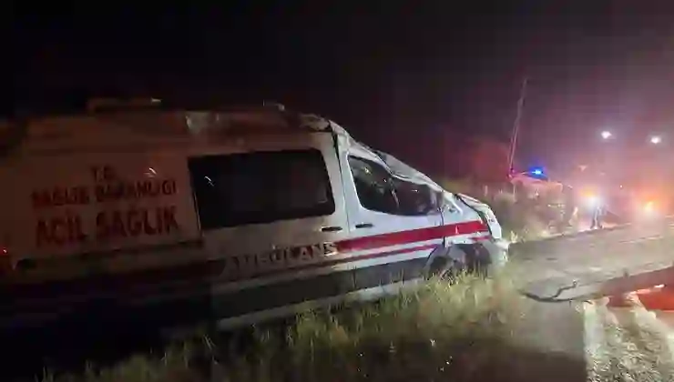 Kontrolden çıkan ambulans takla attı: 3 personel yaralandı
