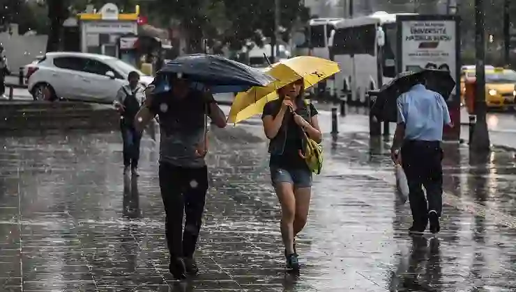 Meteorolojiden 17 il için kuvvetli gök gürültülü sağanak uyarısı: Rüzgar çok sert esecek