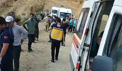 Minibüs şarampole devrildi: 7 kişi yaralandı