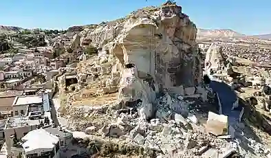 Nevşehir’de Kadıkalesi’nden kopan kaya parçası düştü