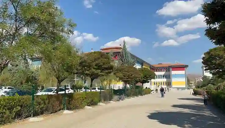 Okul müdürü darbedildi