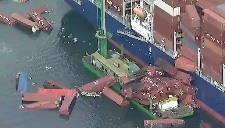 Onlarca konteyner denize düştü