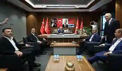 Özgür Özel: CHP’nin binalarına çökülürken sessiz kalanlara sesleniyorum, sıra sana geldiğinde iş işten geçmiş olacak!
