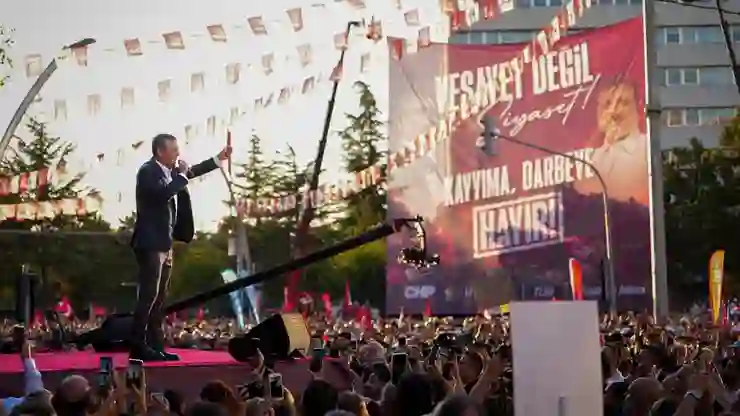 Özgür Özel: Kent uzlaşısı davası Türkiye için bir utançtır! “Barış” diyenler Kürtlerin belediyelere seçilmesini suç sayıyor!