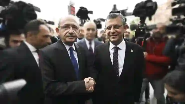 Özgür Özel’den kritik açıklama: Kılıçdaroğlu’nun kayyım kararına tenezzül etmeyeceğini düşünüyorum, Kemal Bey’i partiden atmak değil, baş tacı yapmak isteriz