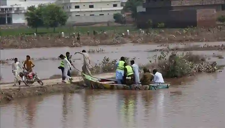 Pakistan’da seller yarım milyon kişiyi yerinden etti