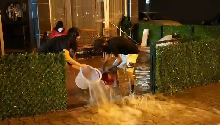 Samsun’da sağanak hayatı felç etti: Bazı ev ve iş yerlerini su bastı