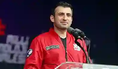 Selçuk Bayraktar’dan gençlere: Medeniyetimizin güneş yüzlü çocukları, dünyayı düştüğü yerden tekrar ayağa kaldıracak