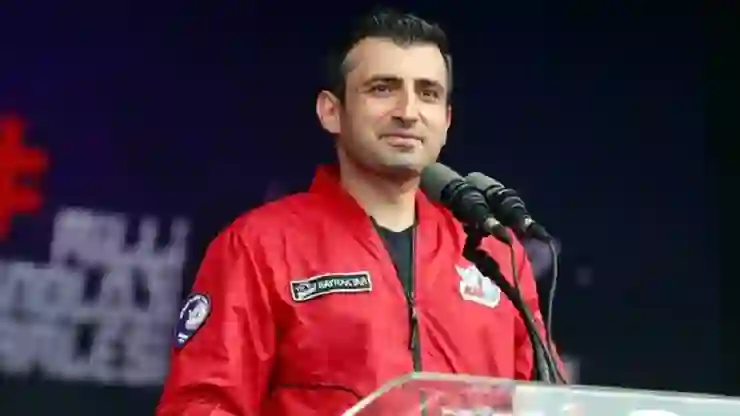 Selçuk Bayraktar’dan gençlere: Medeniyetimizin güneş yüzlü çocukları, dünyayı düştüğü yerden tekrar ayağa kaldıracak