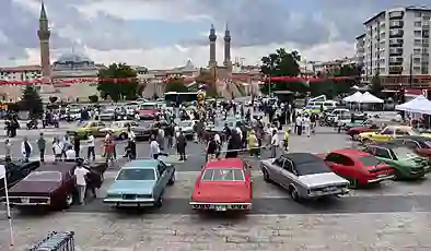 Sivas’ta klasik otomobil fuarı açıldı