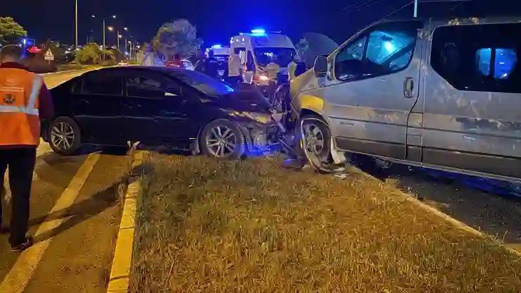 Sivas’ta minibüs ile otomobil çarpıştı; 3’ü futbolcu 5 kişi yaralandı