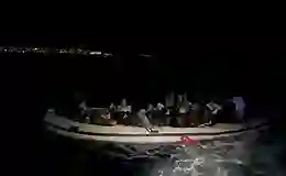 Sürüklenen lastik bottaki 33 göçmen kurtarıldı