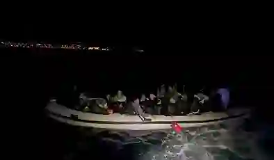 Sürüklenen lastik bottaki 33 göçmen kurtarıldı