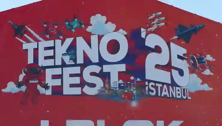 TEKNOFEST İstanbul başladı: SOLOTÜRK ve Türk Yıldızları sahnede