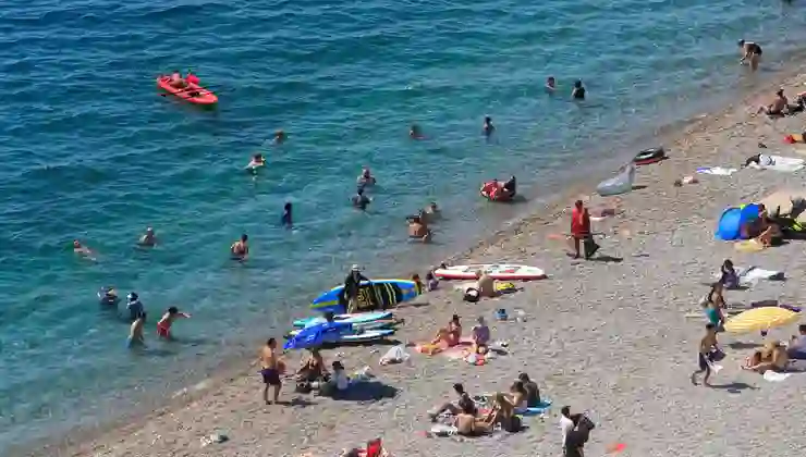 Termometreler 37 dereceyi gösterdi: Antalya’da sahiller doldu taştı