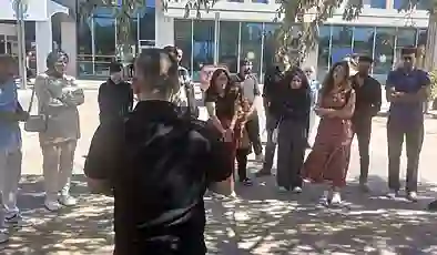 Üniversitede derslik yok: Öğrenciler, bahçede eğitim alıyor