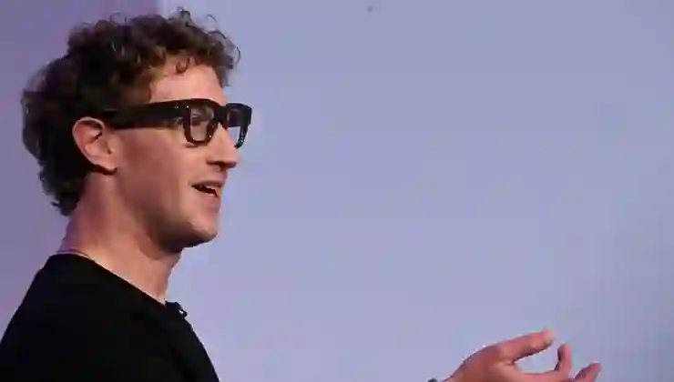 Zuckerberg yeni akıllı gözlüğünü tanıttı… Sahnede iki kez hata verdi