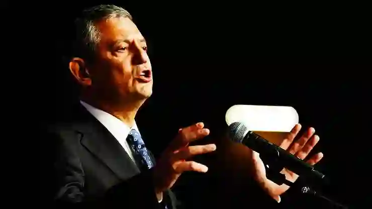 Özel'den ünlülere uyuşturucu operasyonuna tepki: Bu kadar utanç verici bir şeyi bu ülkeye yaşatanlara lanet olsun