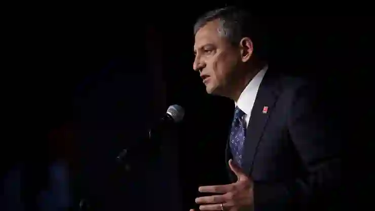 Özgür Özel: Gurbetçilerle omuz omuza, Türkiye için demokrasiyi, adaleti savunacağız