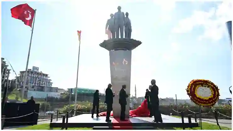 Galatasaray stadının önünde Atatürk, Tevfik Fikret ve Ali Sami Yen'in anıt heykeli açıldı