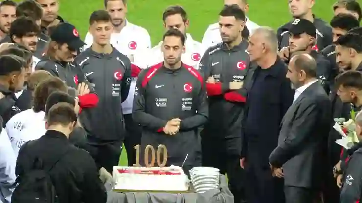 Milli takımda 100 kez forma giyen Hakan Çalhanoğlu için pastalı kutlama