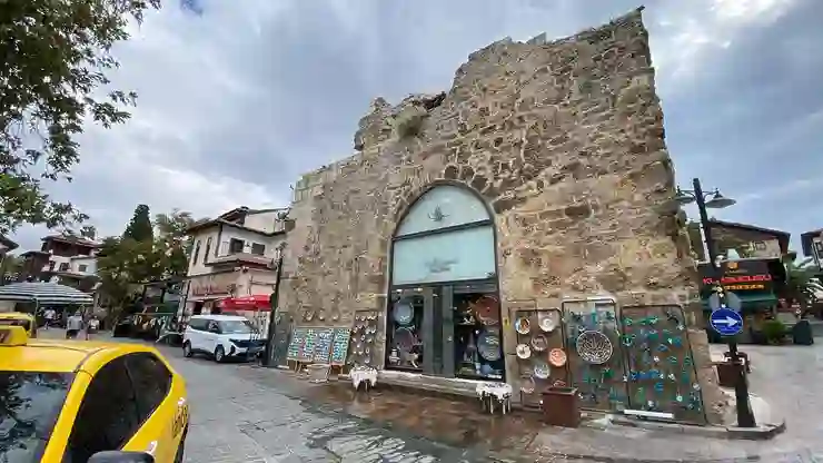 Tarihi burcun duvarı, klima takmak için delindi