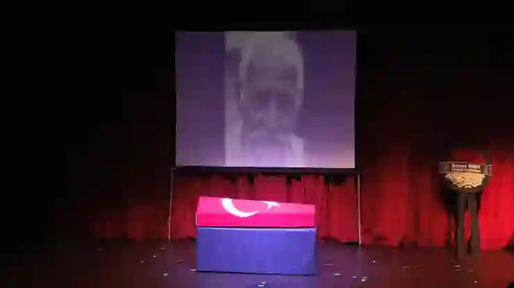 Oyuncu Arif Erkin Güzelbeyoğlu için Muhsin Ertuğrul Sahnesi'nde tören düzenlendi