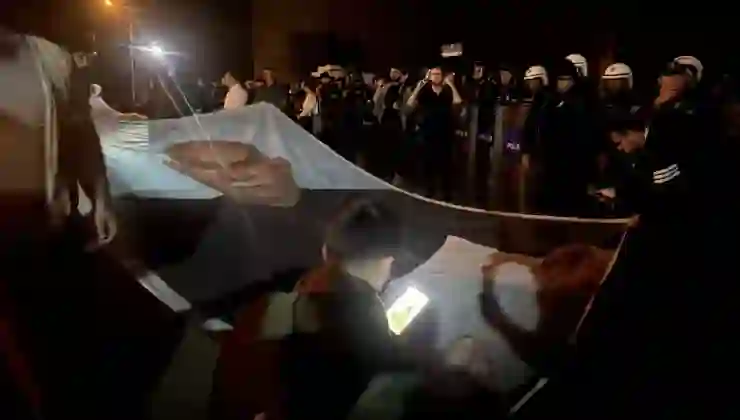 Diyarbakır'daki 'Öcalan'a özgürlük' yürüyüşünde polise "düşman" dendi: AKP, sürece karşı 'sabotaj' olarak niteledi