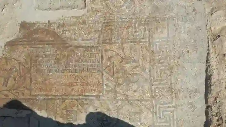 Urfa Kalesi'nde 5. yüzyıla ait yazıtlı mozaik gün yüzüne çıkarıldı