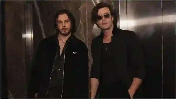 Ünlü oyuncu, sette parmağını kırdı; ameliyat edildi!