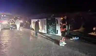 Lastiği patlayan araç midibüse çarptı: 13’ü öğrenci 14 yaralı