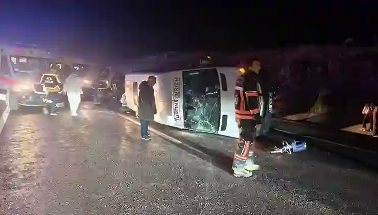 Lastiği patlayan araç midibüse çarptı: 13’ü öğrenci 14 yaralı