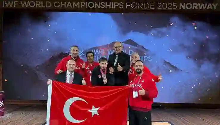 Milli halterci Genç Dünya 3’üncüsü