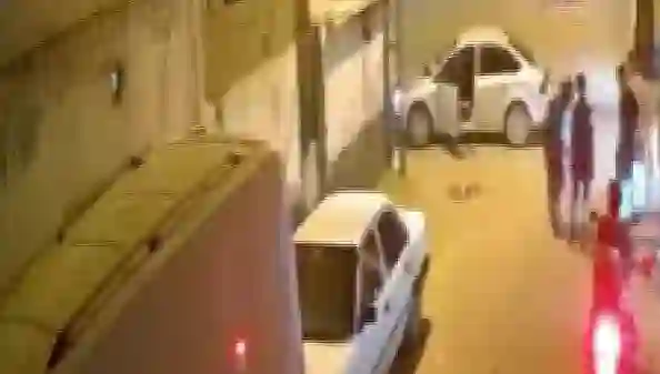 Polis gibi çakarla gezdi, havaya ateş açıp çocukların üzerini aradı